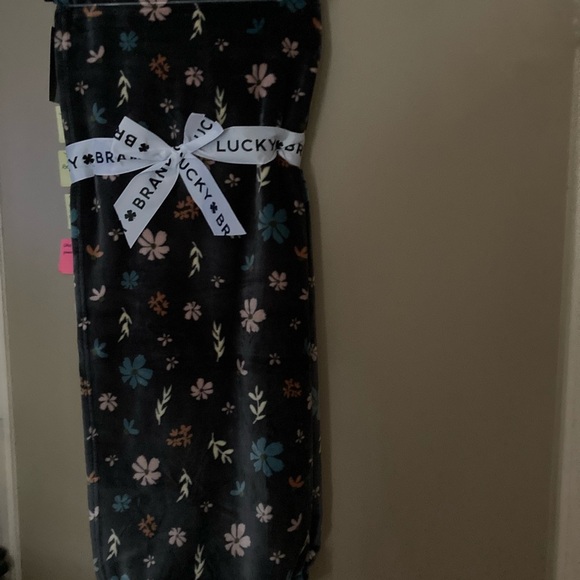 Lucky Brand Blue Throw with Floral Design. So soft and luxurious - Picture 1 of 4